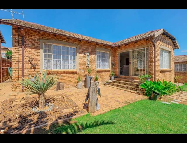 3 BEDROOM TOWNHOUSE FOR SALE IN AMOROSA